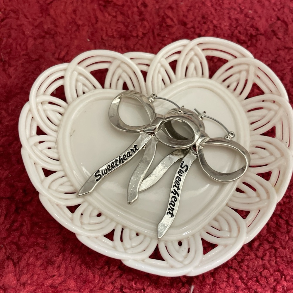 Chic Silver bow Brooch
